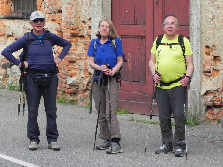 da sx: Aldo, Liliana, Benedetto in arrivo all’Oratorio di San Rocco a Viverone alta (128845 bytes)